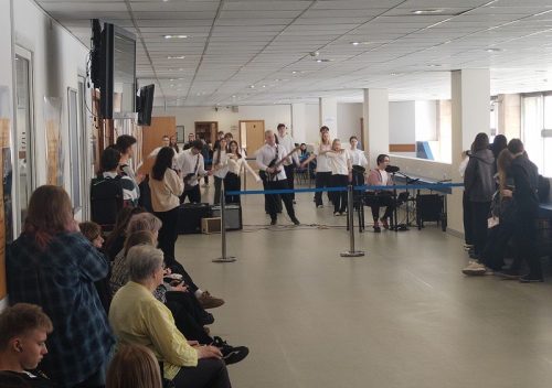 Превью Весенний флешмоб и музыка - театралы МПТ поздравили с наступающим праздником 06-03-2026